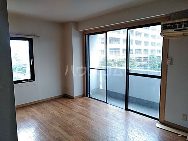 シャイン元住吉の居間