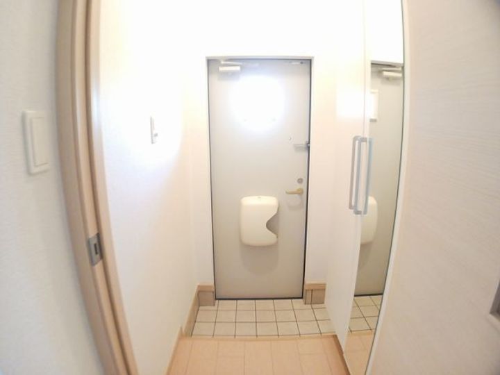三重県名張市希央台2番町(アパート)の賃貸物件の玄関