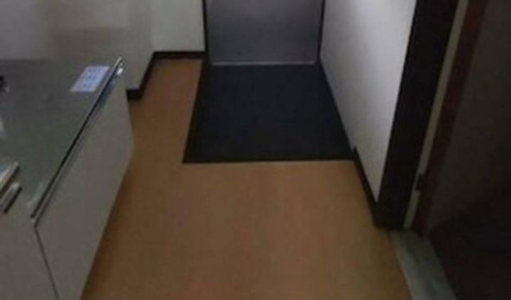 弥生ビルの玄関