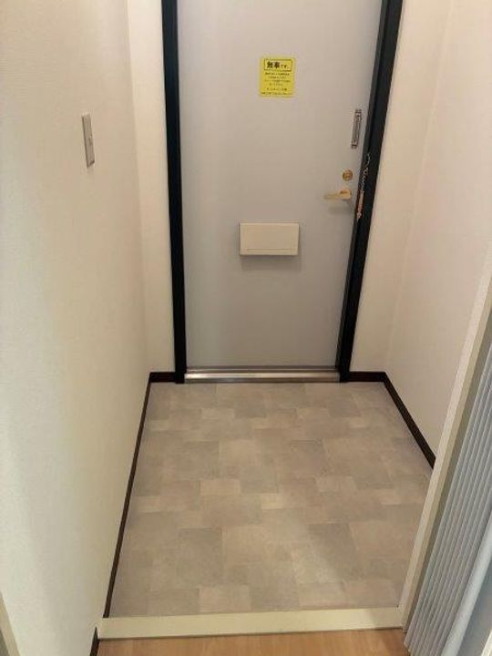 ローレルハイツ千里3号棟の玄関