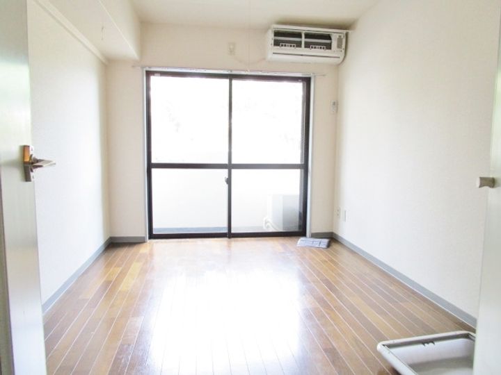 スカイコートよみうりランド2の居間