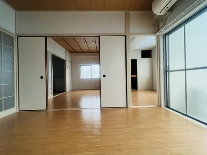 吉村建設ビルの居間