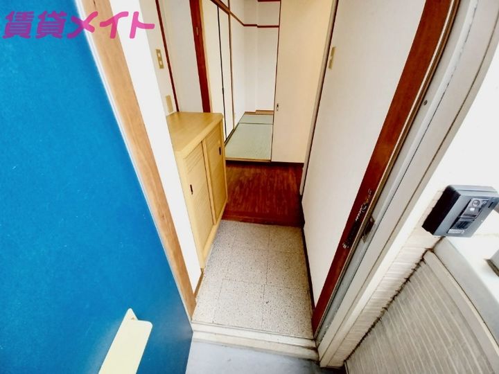 スカイハイツ若松の玄関