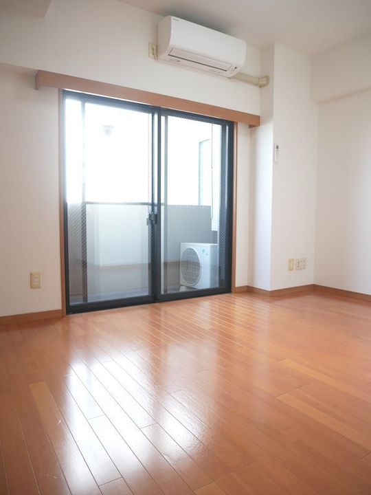 東京都杉並区上高井戸1の賃貸マンションの居間