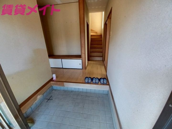 三重県名張市つつじが丘南8番町(一戸建)の賃貸物件の玄関