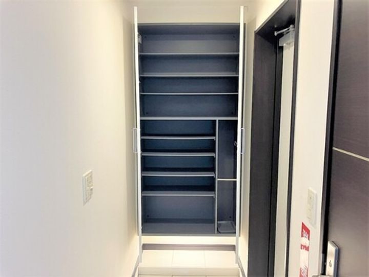 ワイズエステムコート北谷美浜センタータワーの玄関