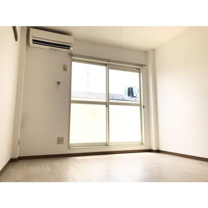 サープラスワンリバーの居間