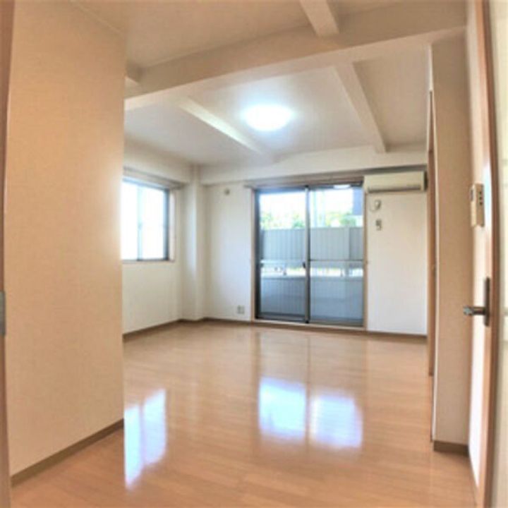メゾンハナブサの居間