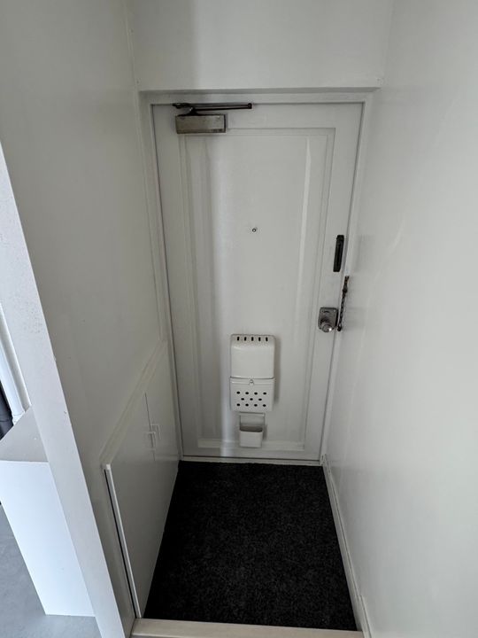 地建ビルの玄関