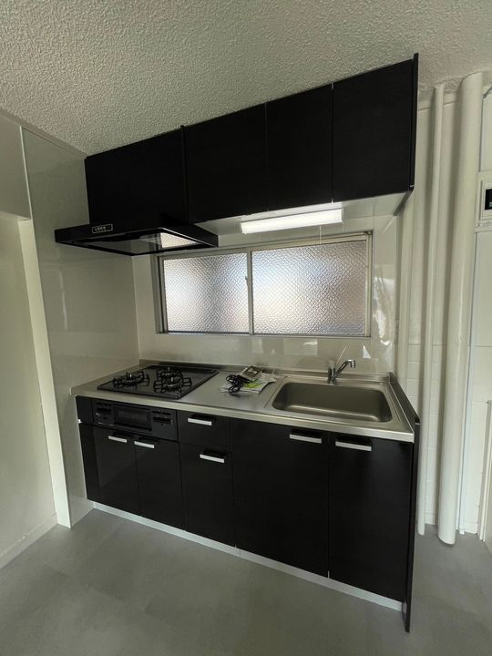 地建ビルのキッチン