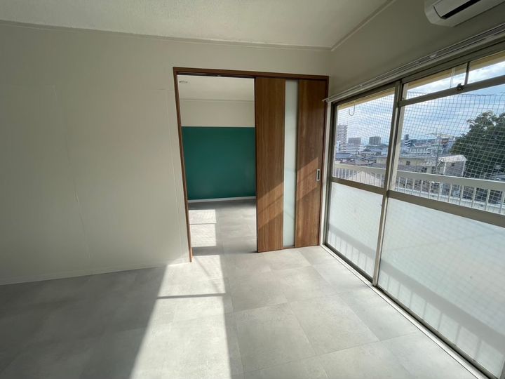 地建ビルの居間