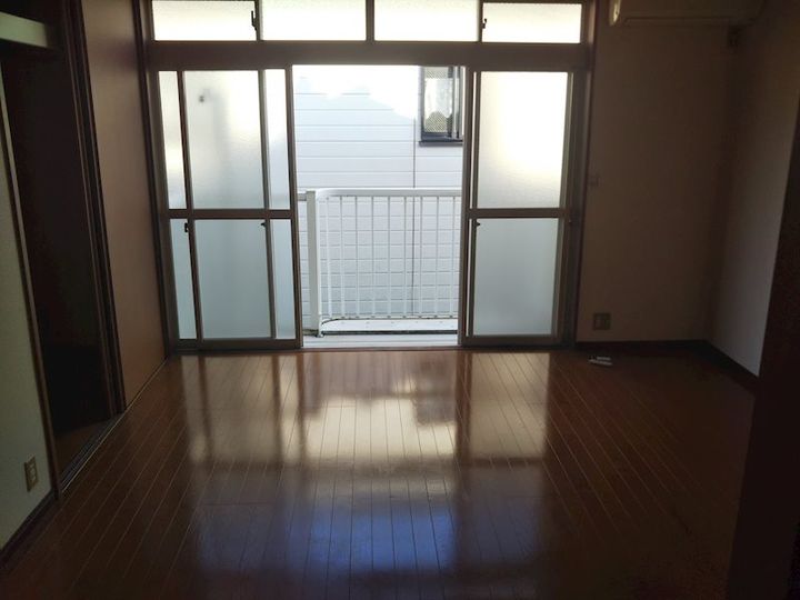 シャトルハウスIIの居間