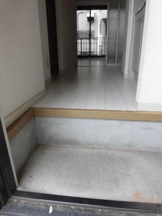 カーサエスト大町の玄関