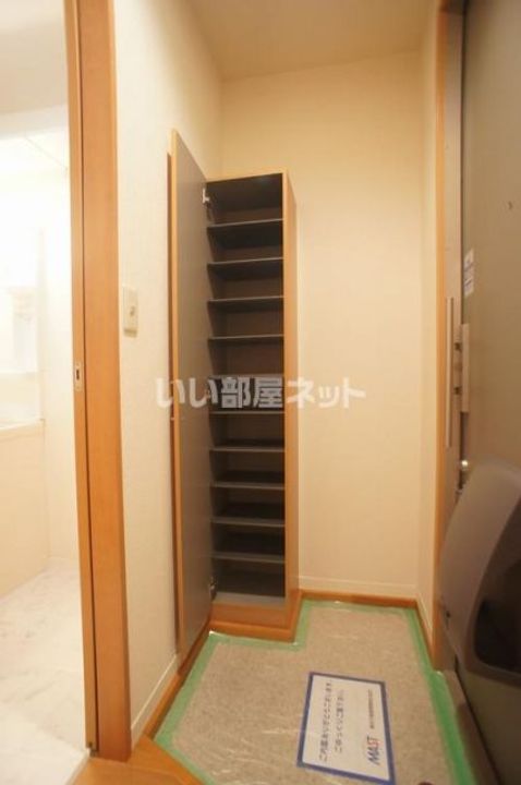 群馬県北群馬郡吉岡町大字大久保(アパート)の賃貸物件の玄関