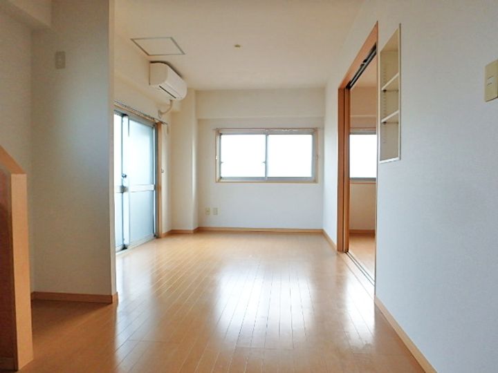 横乾ビルの居間