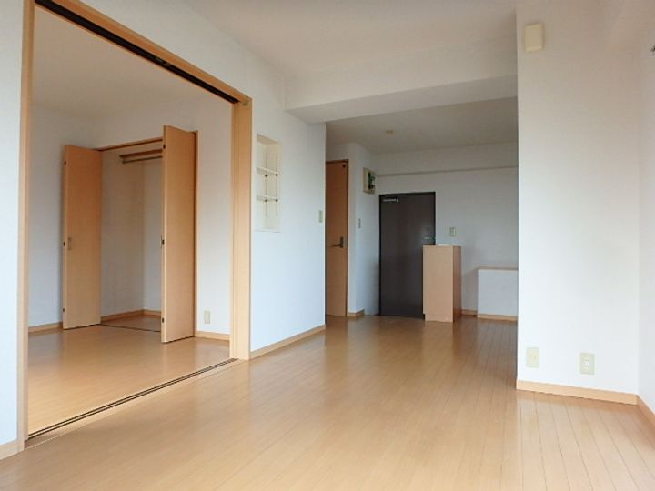 横乾ビルの居間