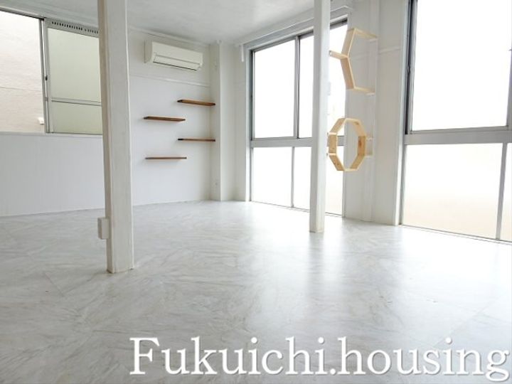 東ビルの居間
