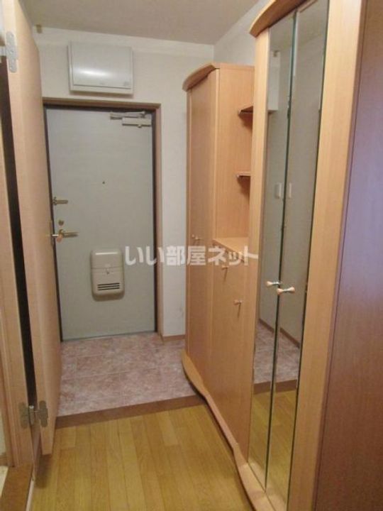 群馬県伊勢崎市堤下町(マンション)の賃貸物件の玄関