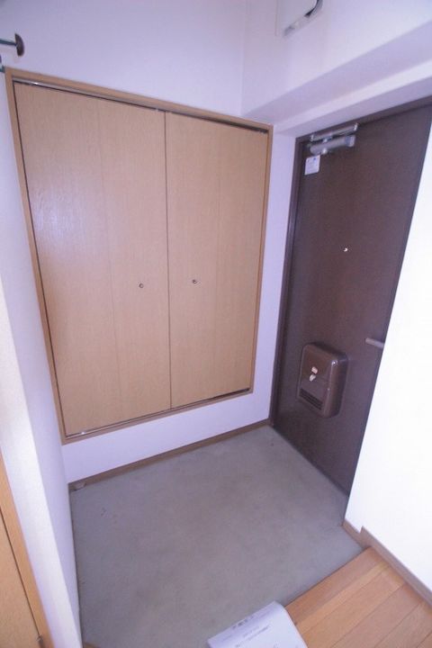 千葉県市川市相之川4(マンション)の賃貸物件の玄関