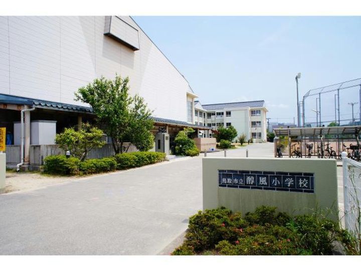 メゾン・ド・ファミーユの周辺