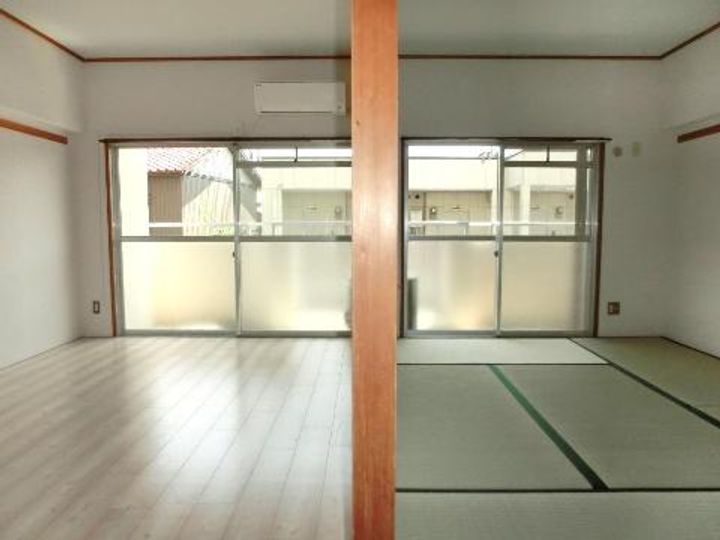シンメイビルの居間