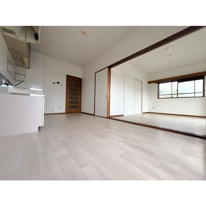 クレッセント瀬名の居間