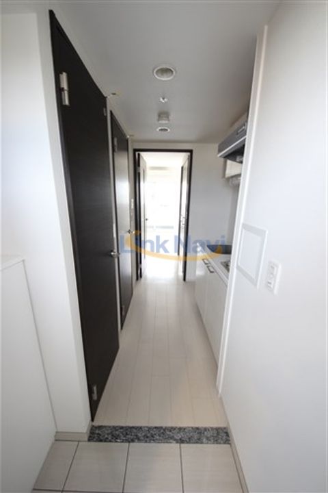 レジュールアッシュ九条の玄関