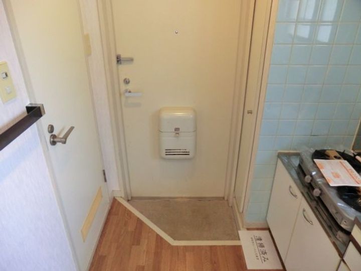 クレスコート国立の玄関