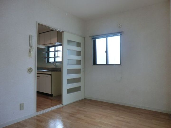 クレスコート国立の居間