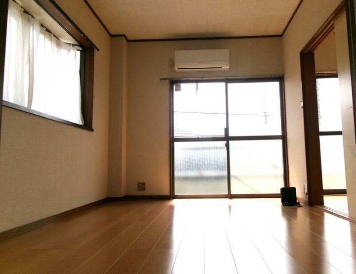 神山マンションの居間