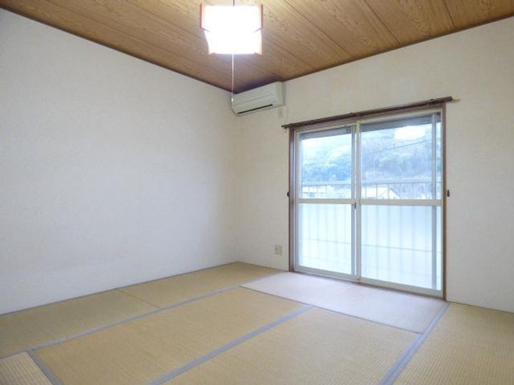 大里町アパートの居間
