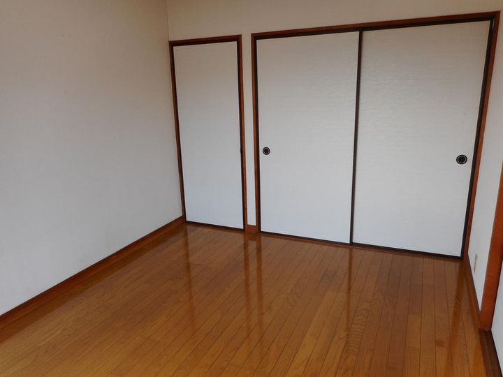 シライシビルの居間