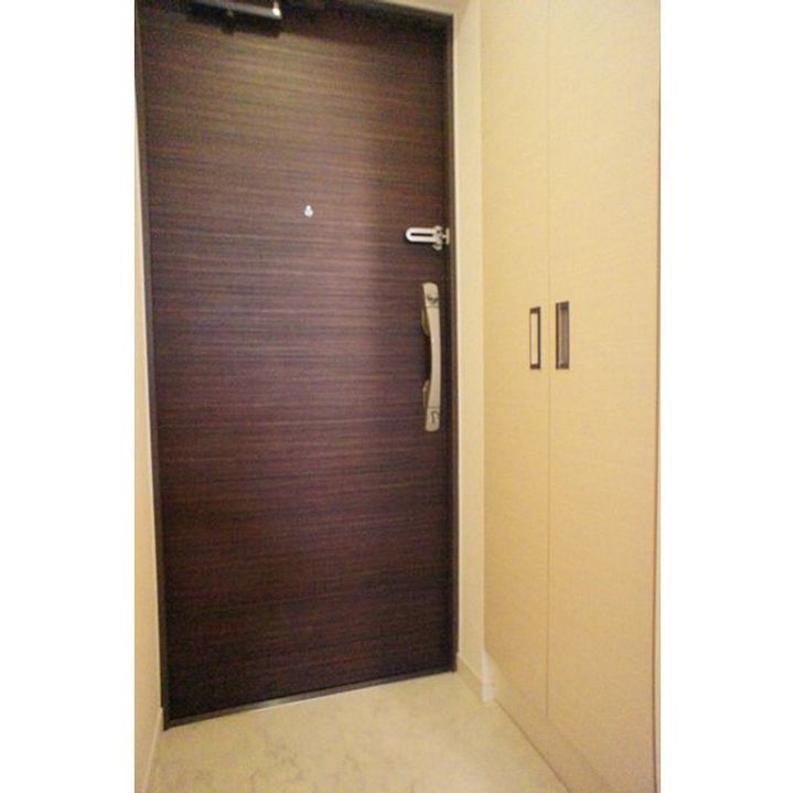 東京都港区南青山2(マンション)の賃貸物件の玄関