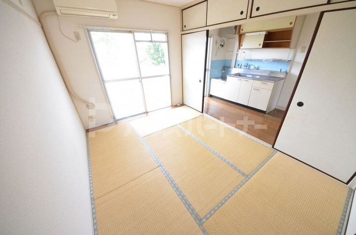 舎人吉岡ハイツの居間