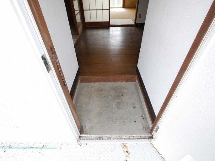 ホワイトハイツ Aの玄関
