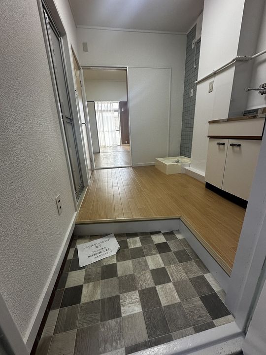 山田ビルの玄関