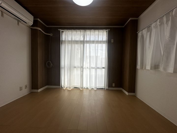 山田ビルの居間