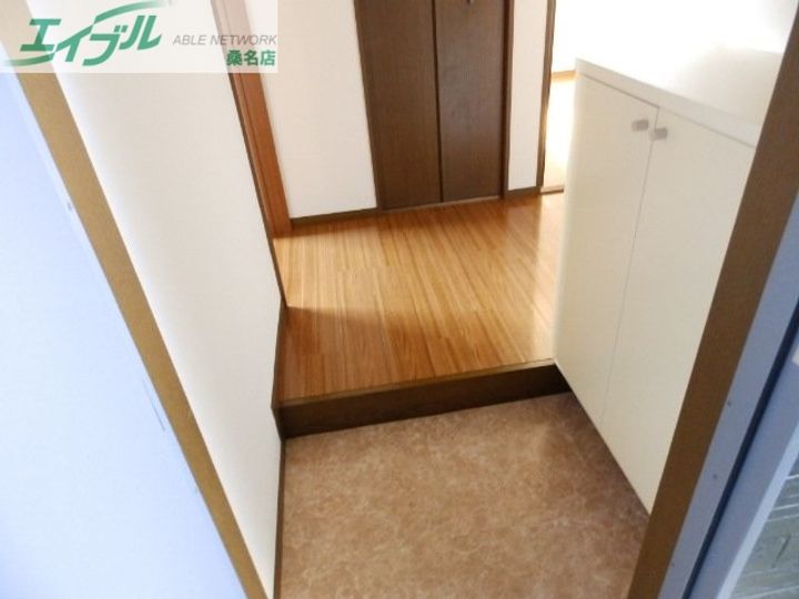 ヴィルアザレF棟の玄関