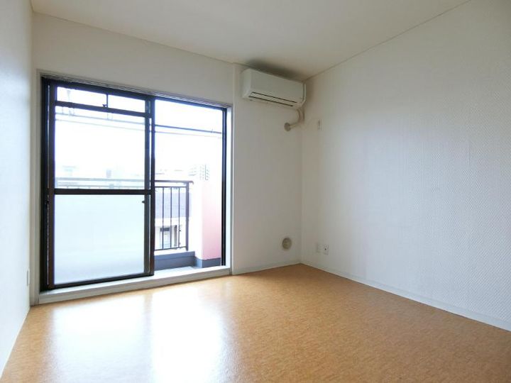 エクセルトミザワの居間