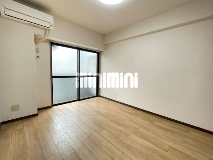 新栄ロイヤルビルの居間