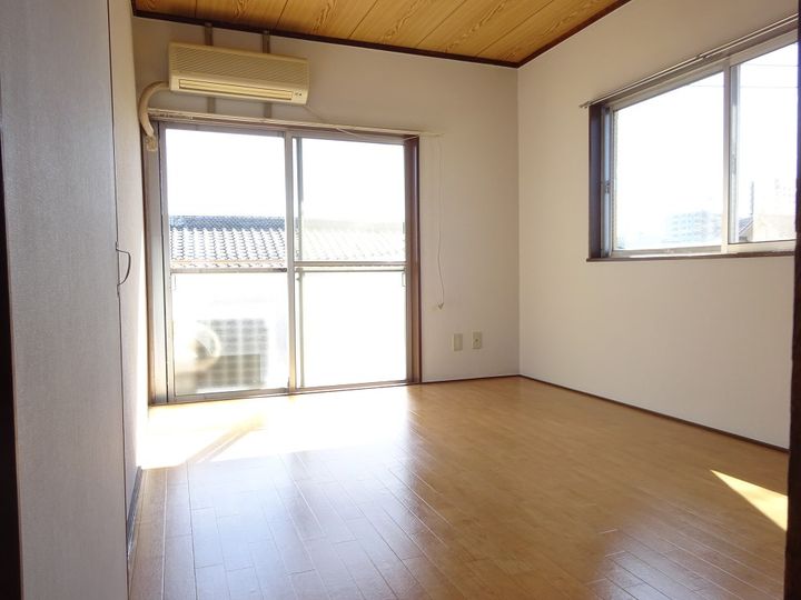 佐藤ビルの居間