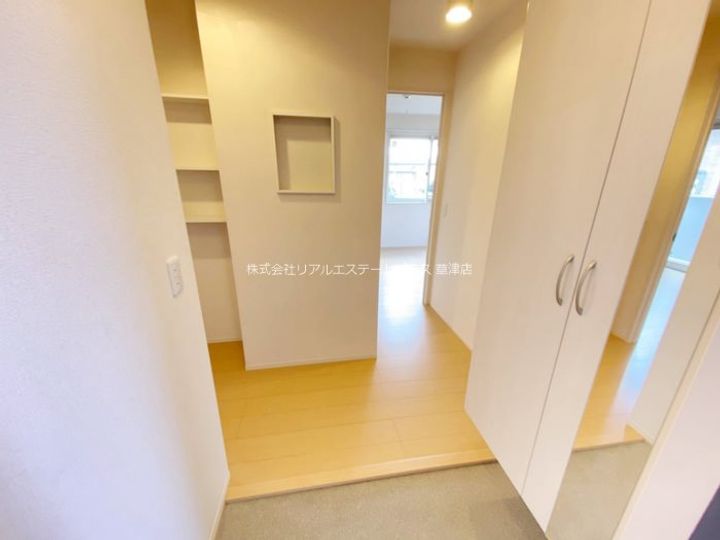 ケイ・シュウホウの玄関