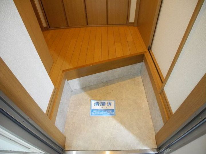 MODERN 西山Aの玄関