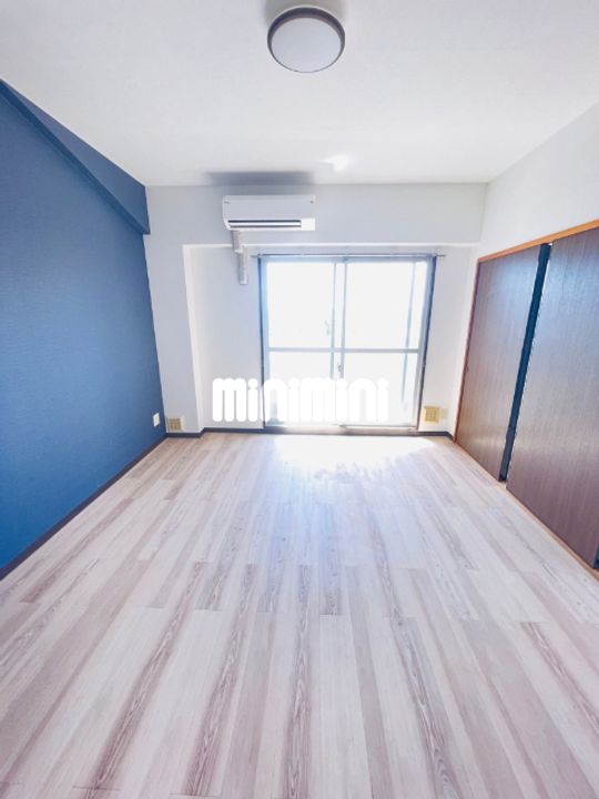 ログマンラシューレの居間