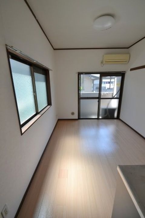 レジェンド庚午中の居間