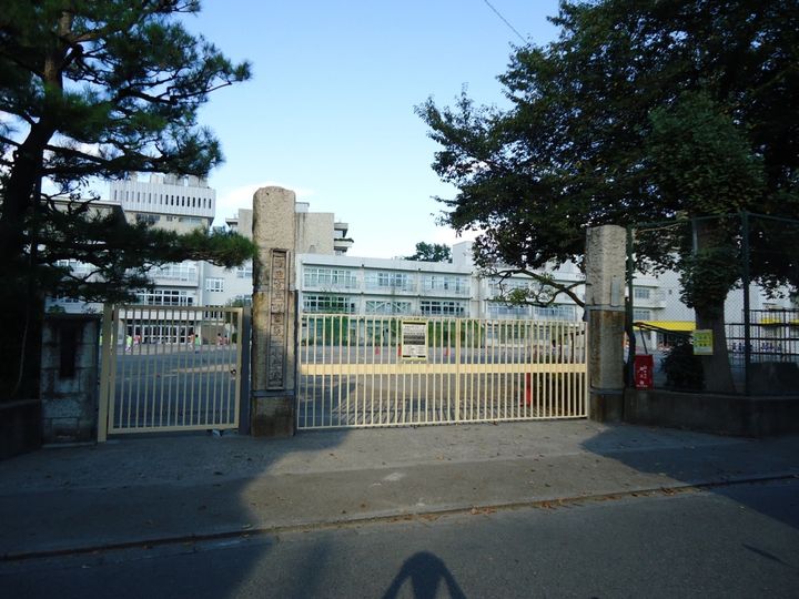 D-room sueloの周辺