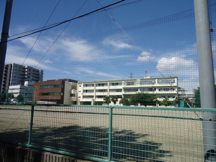 D-room sueloの周辺