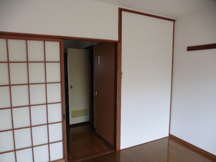 ニューヴィラ新垢田 203号の居間