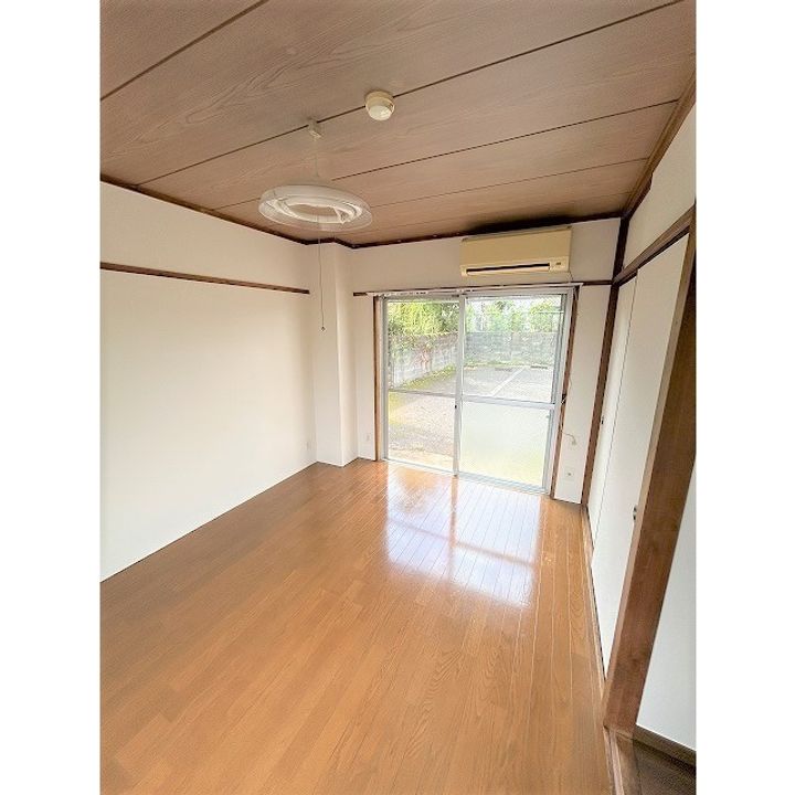 ウモーレ(UMOORE)の居間