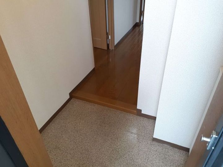 三重県名張市蔵持町原出(マンション)の賃貸物件の玄関